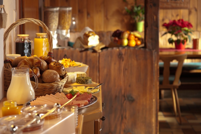 boulangerie-AIGUINES-min_breakfast_buffet_food_restaurant_meal_hotel_plate_fresh-718745